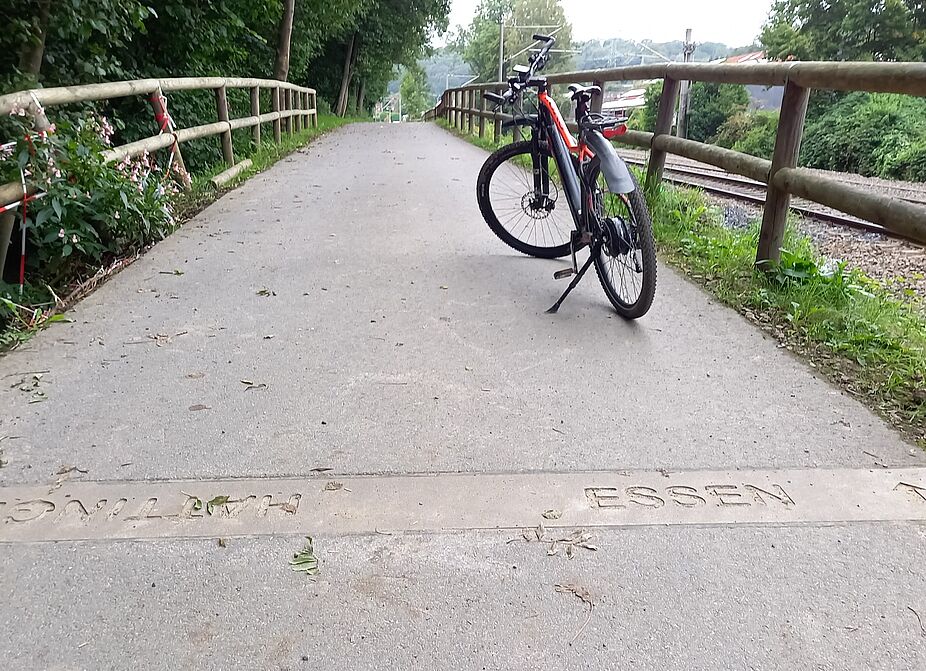 Deilbachradweg an der Grenze von Hattingen nach Essen Deilbachradweg an der Grenze von Hattingen nach Essen