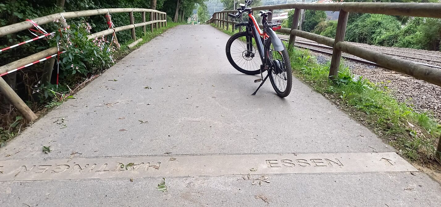 Deilbachradweg an der Grenze von Hattingen nach Essen Deilbachradweg an der Grenze von Hattingen nach Essen