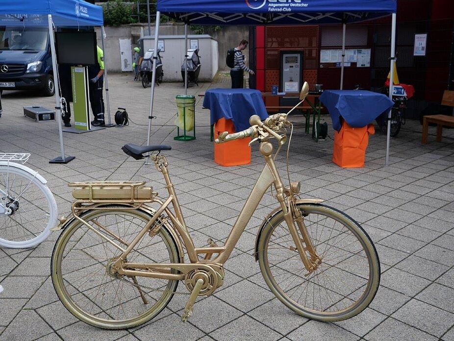 30 Jahre Aktion ADFC in Detmold - das goldene Rad eines Mitgliedes 30 Jahre Aktion ADFC in Detmold - das goldene Rad eines Mitgliedes