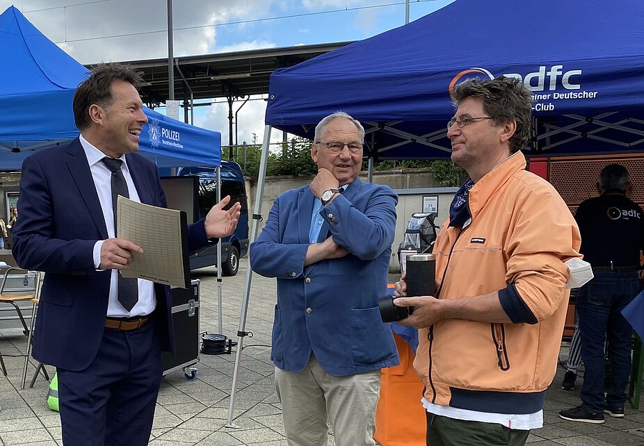 30 Jahre ADFC in Lippe - Treffpunkt für Politik, Verwaltung u. ADFC NRW 30 Jahre ADFC in Lippe - Treffpunkt für Politik Lippe stl. Landrat Kurt Kalkreuter, Verwaltung Detmold BG Frank Hilker u. ADFC NRW Beisitzer Andreas Bittner