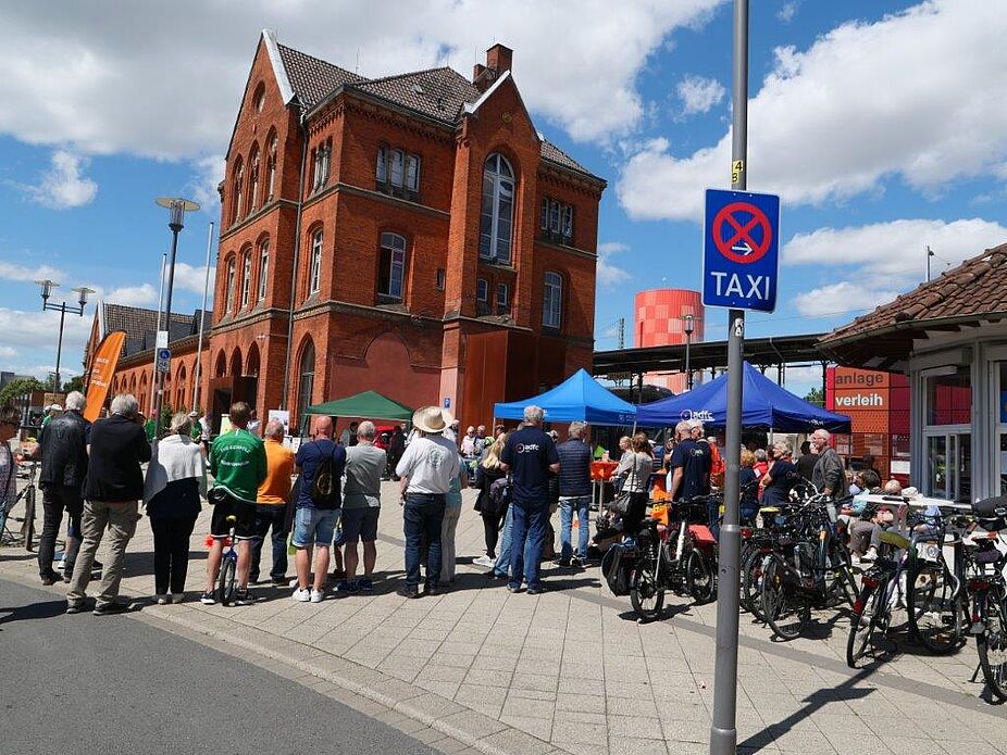 30 Jahre ADFC in Lippe - der Bahnhofsvorplatz ist gut gefüllt .... 30 Jahre ADFC in Lippe - der Bahnhofsvorplatz ist gut gefüllt ....