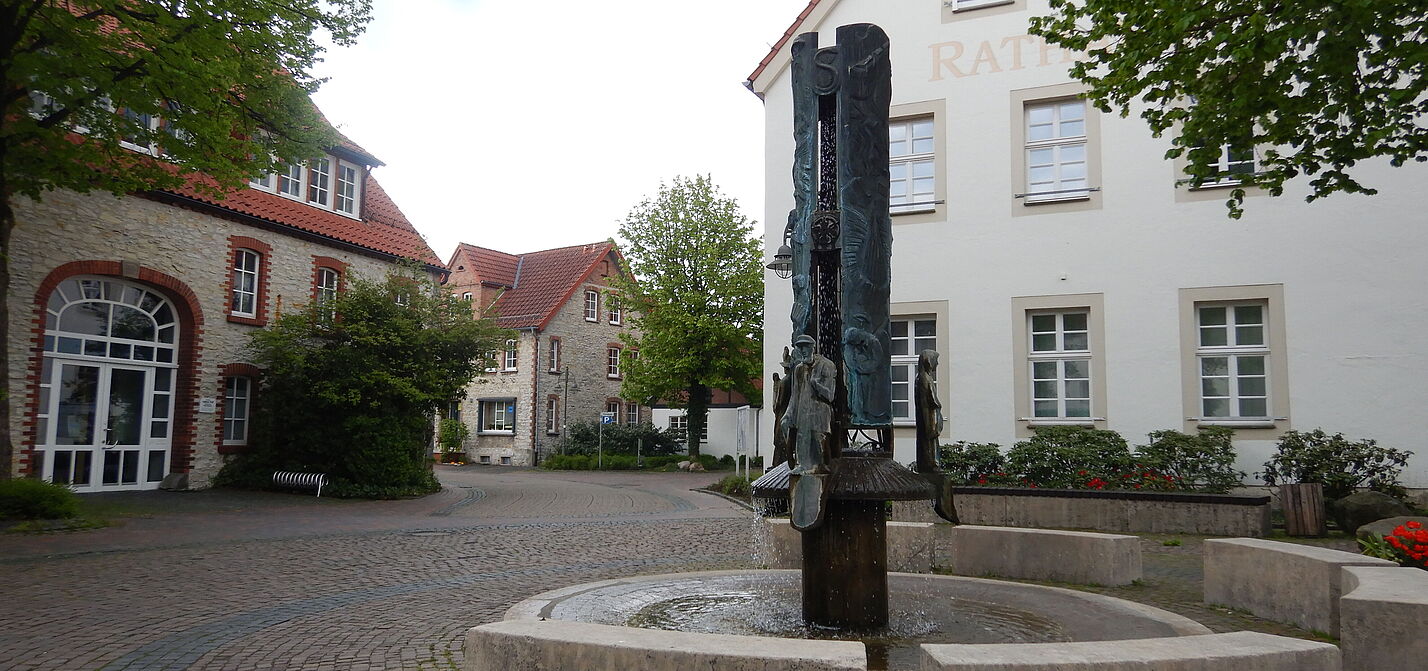 Schlangen - Ortsmitte mit Rathaus und Dorfbrunnen