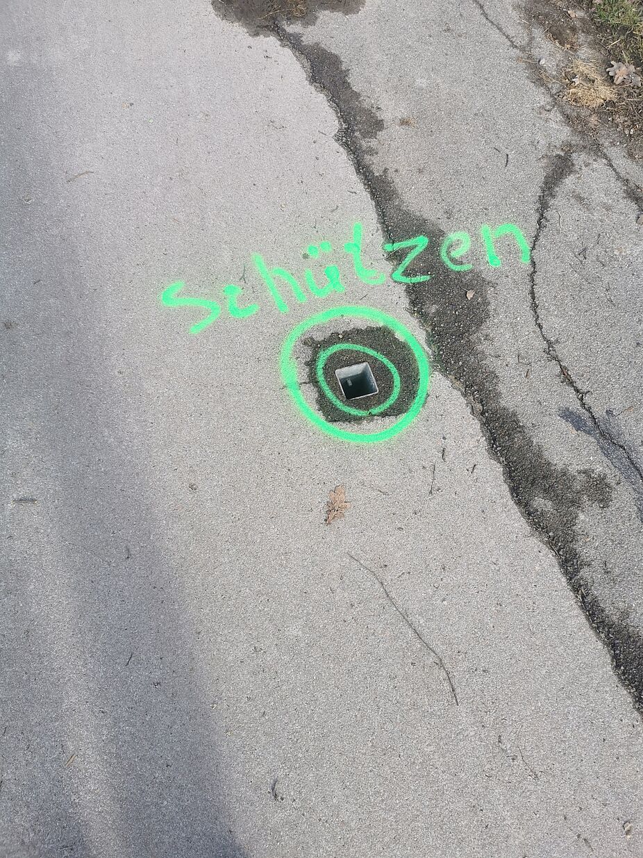 Warum noch Mittelsperrpfosten auf einem neu sanierten Außerortsradweg ? 03-2021 ADFC Lippe Warum noch Mittelsperrpfosten auf einem neuen Radweg ?