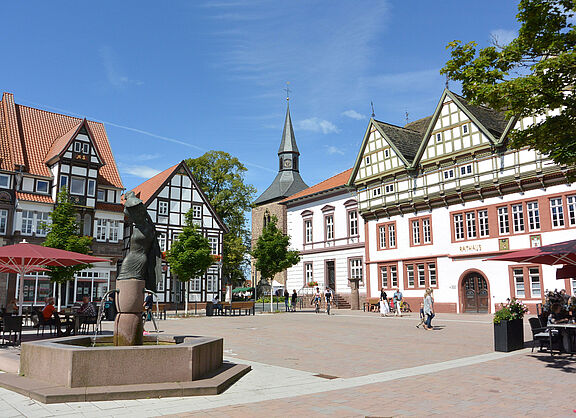 Blomberg - Marktplatz mit historischem Rathaus aus dem 16. Jh.