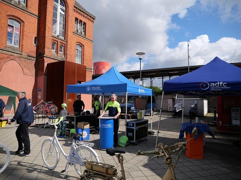 30 Jahre ADFC in Lippe - Info-Stand der Polizei 30 Jahre ADFC in Lippe - Info-Stand der Polizei