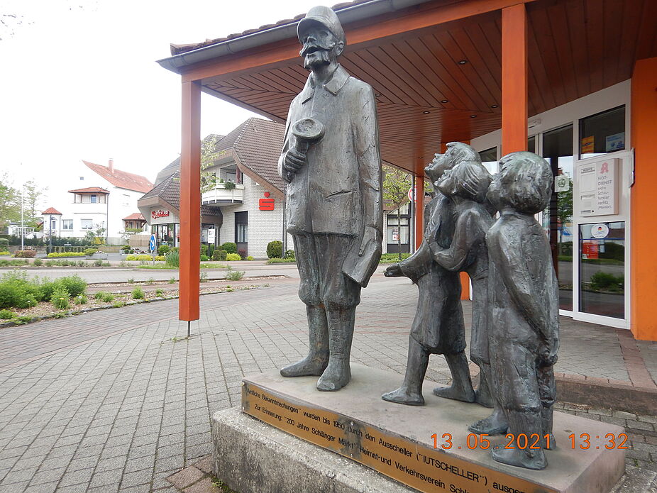 Schlangen - moderne Ortsmitte mit historischem Gemeinde-Ausrufer Schlangen - moderne Ortsmitte mit historischem Gemeinde-Ausrufer