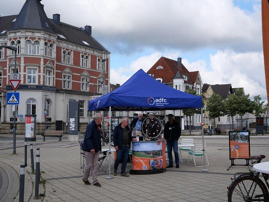 30 Jahre ADFC in Lippe - unser Info-Stand mit den Aktiven 30 Jahre ADFC in Lippe - unser Info-Stand mit den Aktiven