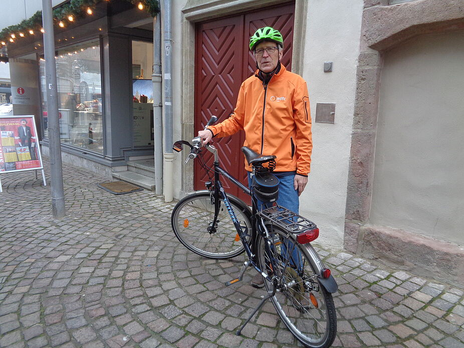 ADFC Lippe Tourengruppe Lemgo Walter Windt ADFC Lippe Tourengruppe Lemgo Walter Windt vor dem Wippermannhaus