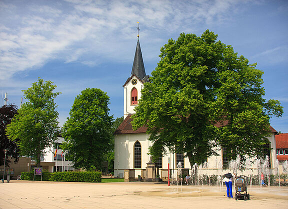Marktplatz Leopoldshöhe mit ev.rf. Kirche von 1850