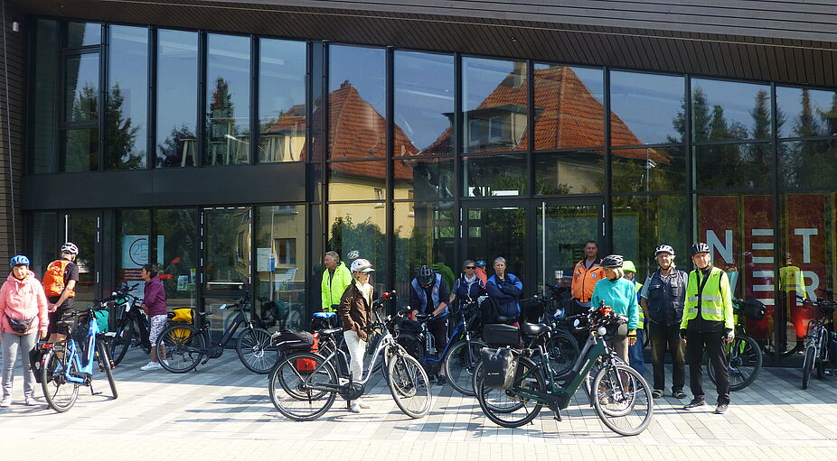 Die ADFC Lippe Ortsgruppe Bad Salzuflen am Treffpunkt am Gebäude der Stadtwerke in Schöttmar Die Ortsgruppe Bad Salzuflen