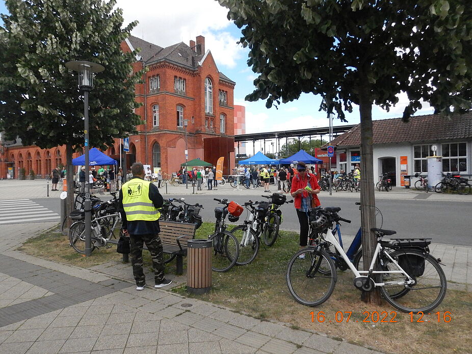 30 Jahre ADFC in Detmold -- Open Air Aktion am 16. Juli 2022 vor der Geschäftsstelle 30 Jahre ADFC in Detmold -- Open Air Aktion am 16. Juli 2022 vor der Geschäftsstelle