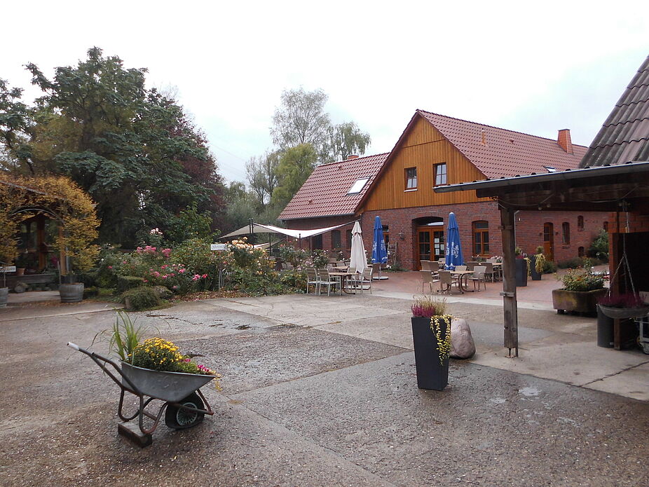 Einkehrpause im Garten-Cafe Düsediekerbäumer Mitten im Grünen am Ortsrand von Oertinghausen - Hof-Cafe Düsediekerbäumer