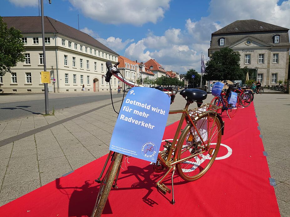 Radentscheid Detmold - Der rote Teppich, Symbol des Auftaktes Auftakt des Radentscheid in Detmold