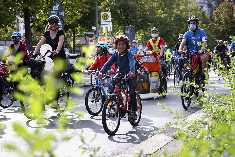 STADTRADELN eine Aktion für die gesamte Familie ADFC e.V. Demo Eltern und Kinder für mehr Plazt in der Stadt