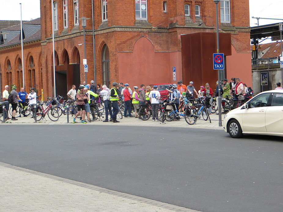 ADFC Lippe Detmold - Startplatz der geführten Radtouren vor dem Bahnhof / der ADFC-Geschäftsstelle ADFC Lippe Detmolder Radtouren Startplatz Bahnhofsvorplatz