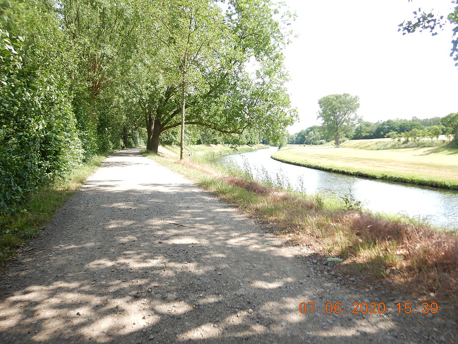 Auf dem grünen Werre-Radweg entlang des Flusses in Herford Auf dem grünen Werre-Radweg entlang des Flusses in Herford