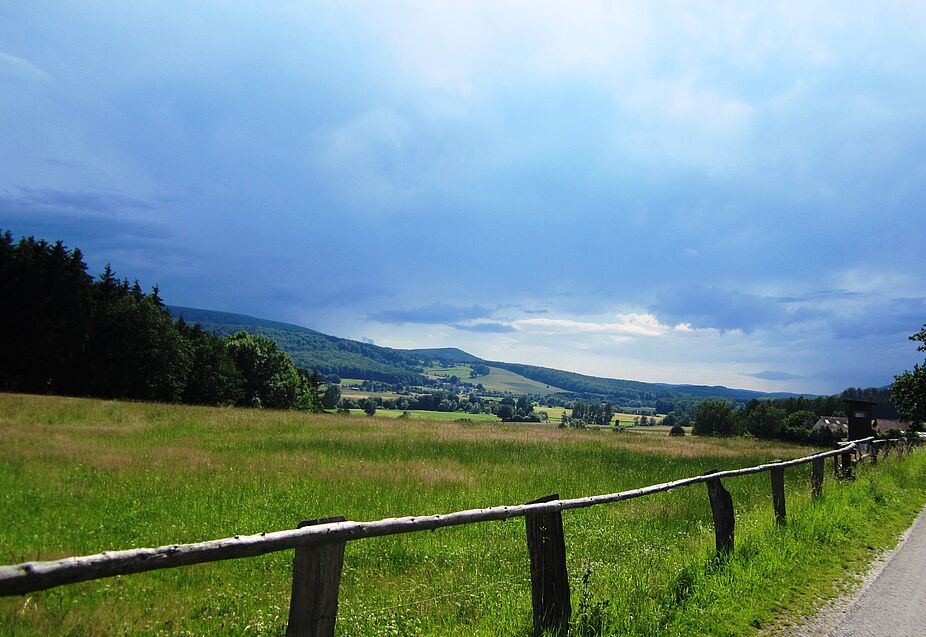 Schieder - Mörth im Sommer, vor Gewitter  Hochsommer im Emmertal mit Blick auf das Mörth