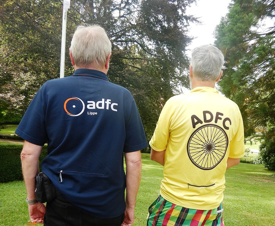 2021 vs 1991 ADFC Vereins-Trikot im Desgin-Vergleich Das aktuelle Verein-Trikot im Blau Desgin und 1991er ADFC-Desgin