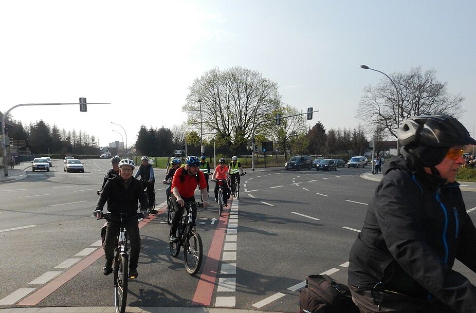 Detmold - Neugestaltung einer Kreuzung mit Fahrrad-Diagonal-Querung ADFC Lippe Diagonalquerung Radfahrende nach Umbau Kreuzung Bielefelder Straße Detmold