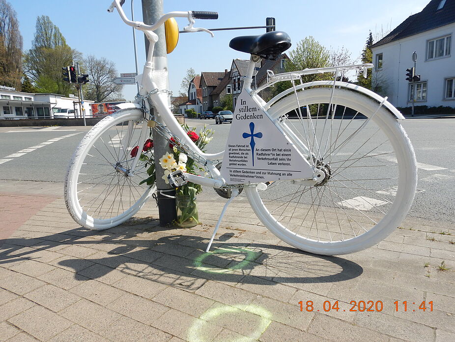 ADFC Lippe Ghostbike - Gedenkort in Lemgo ADFC Lippe Ghostbike in Lemgo Gedenkort mit Blumen durch Bevölkerung