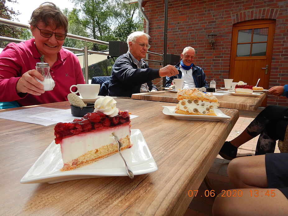 ADFC Lippe gesellige Radausflüge mit genussvoller Einkehrpause ADFC Lippe gesellige Rad-Genußpause bei Kaffee und Kuchen
