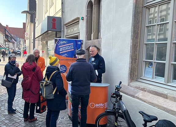 ADFC Aktive mit neuer Info Stunde in Lemgo vor der VHS Kramer Straße