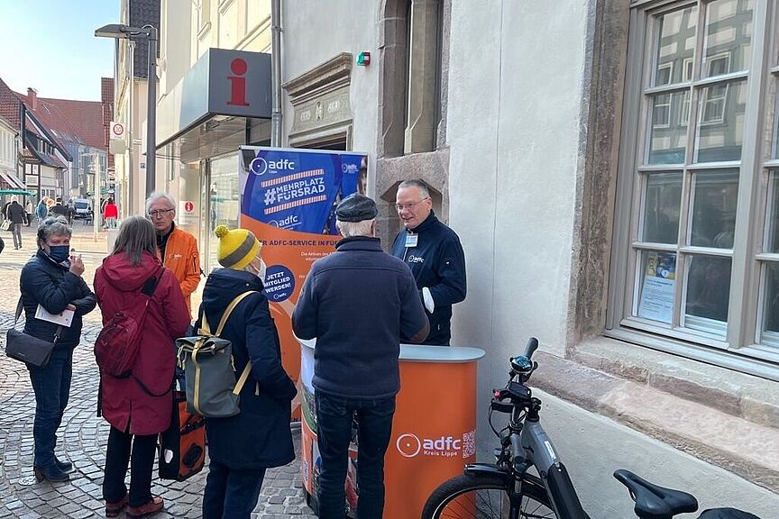 ADFC Aktive mit neuer Info Stunde in Lemgo vor der VHS Kramer Straße ADFC Aktive mit neuer Info Stunde in Lemgo vor der VHS Kramer Straße