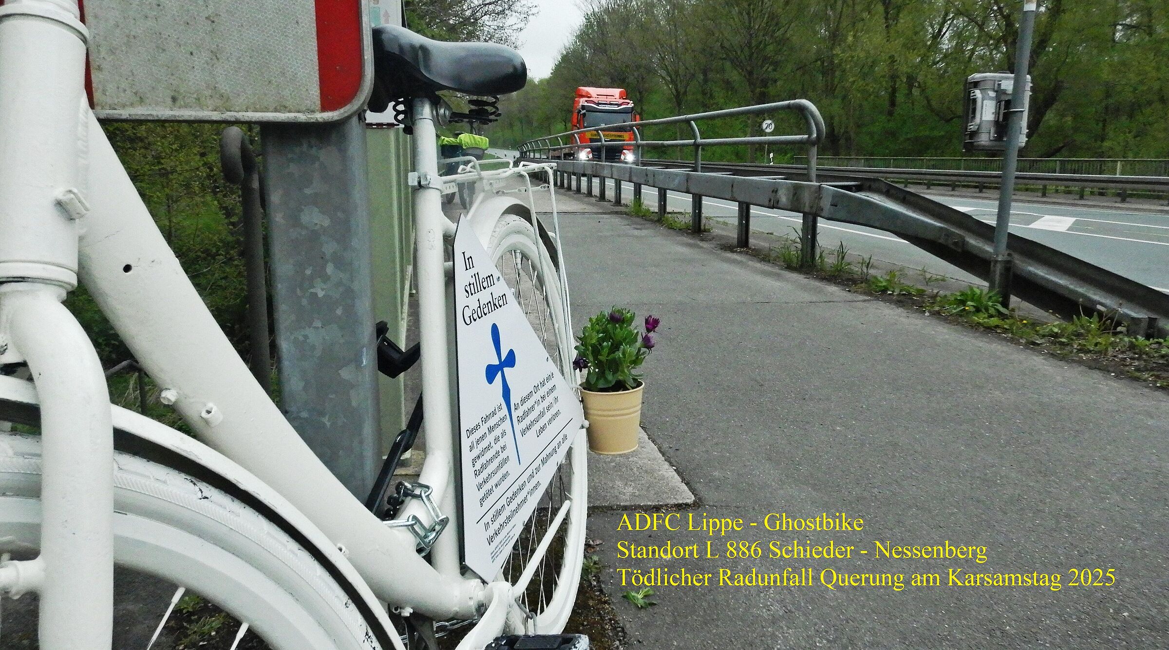 ADFC Lippe Ghostbike Mahn-Erinnerungs-Gedächnis-Ort für tödlich verunglückte Radfahrerin