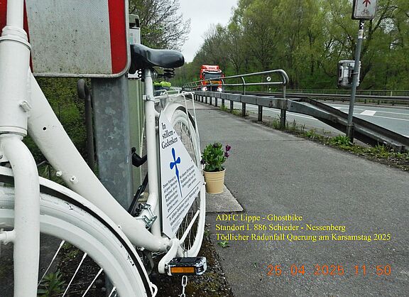 ADFC Lippe Ghostbike Mahn-Erinnerungs-Gedächnis-Ort für tödlich verunglückte Radfahrerin