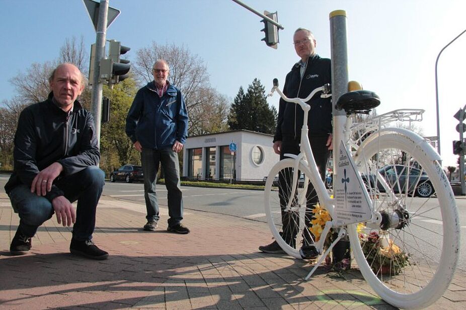 2020 04 09 ADFC Ghost Bike in Lemgo Aufstellung durch Fg Radverkehr ADFC Lemgo Aufstellung Ghostbike für getötete Radfahrin - LKW Abbiegeunfall
