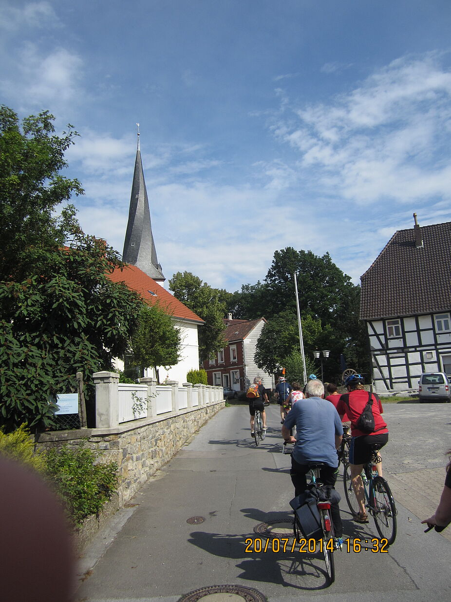 Detmold 2 Tour - Werretal - Dorfkirche Heiden Das Zentrum des Dorfes Heiden, die historische Burgkirche mit gedrehtem Turm