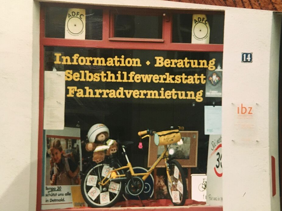 etwa 1996 ADFC Lippe Geschäftsstelle Detmold mit Kampagne Tempo 30 etwa 1996 ADFC Lippe Geschäftsstelle Detmold mit Kampagne Tempo 30