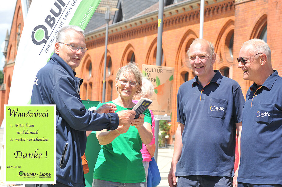 BUND e.V. Birgit Reher - Übergabe des Buchpräsentes an den Vorstand BUND e.V. Birgit Reher - Übergabe des Buchpräsentes an den Vorstand