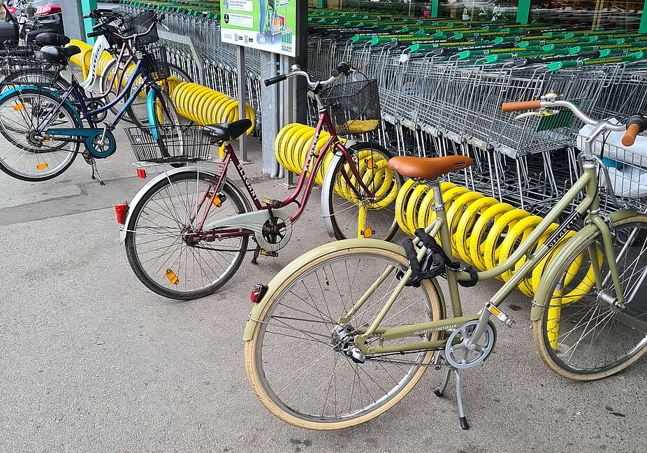 Design-Möbelierung Fahrrad-Abstellanlage, nicht praxisorientiert - Felgenbrecher ! Design-Möbelierung Fahrrad-Abstellanlage, nicht praxisorientiert - Felgenbrecher !
