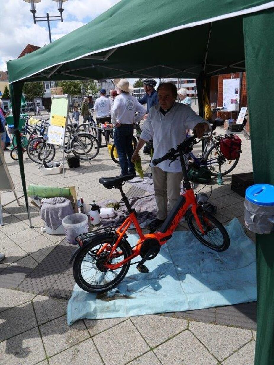 Die Ehrenamtler der Fahrradwerk-Selbsthilfe-Gruppen Lage u. Lemgo Die Ehrenamtler der Fahrradwerk-Selbsthilfe-Gruppen Lage u. Lemgo
