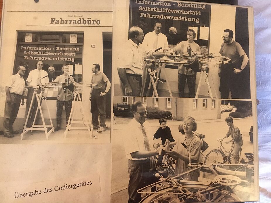 ADFC 1994 Übergabe des Codiergerätes durch die lippische Landesbrand r.l. Günter Brinkmann, Beate Ante, Herr Helmhold LLV, NN ADFC 1994 Übergabe des Codiergerätes durch die lippische Landesbrand r.l. Günter Brinkmann, Beate Ante, Herr Helmhold LLV, NN