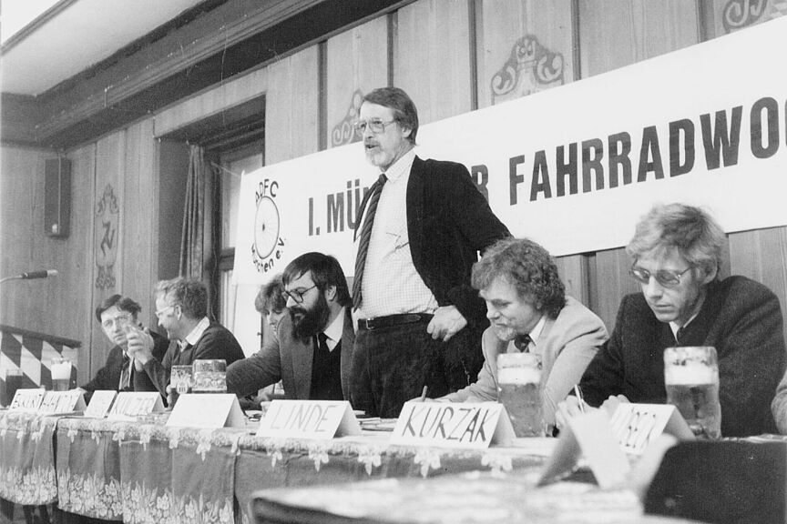 1980 ADFC Vorsitzender Jan Tebbe aus Bremen in München 1980 ADFC Vorsitzender Jan Tebbe aus Bremen in München während einer Fahrradkonferenz, Fahrrad das neue Thema in der Politik und Verwaltung !