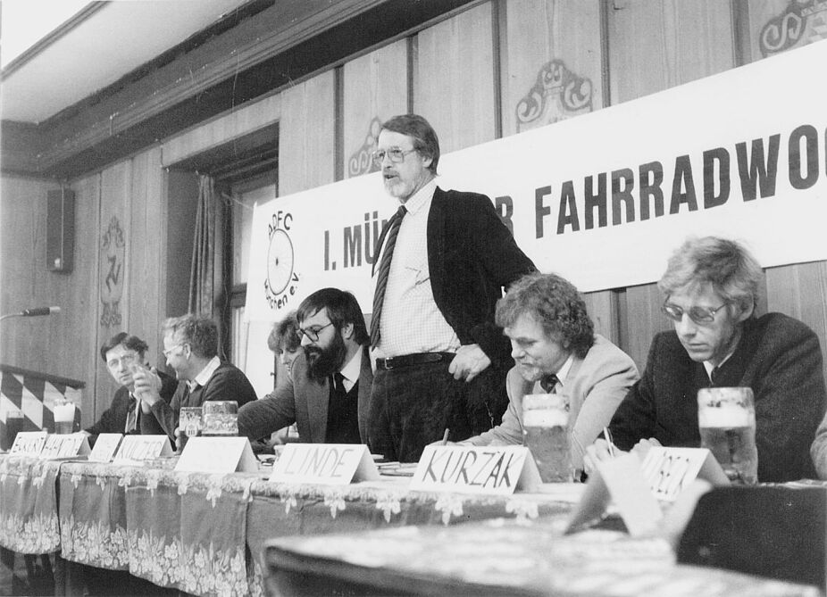 1980 ADFC Vorsitzender Jan Tebbe aus Bremen in München 1980 ADFC Vorsitzender Jan Tebbe aus Bremen in München während einer Fahrradkonferenz, Fahrrad das neue Thema in der Politik und Verwaltung !