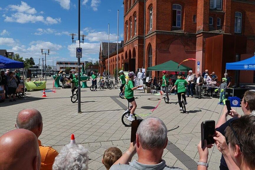 30 Jahre ADFC in Lippe - Einrad-Vorführung des TUS Eichholz-Remmighausen / Detmold 30 Jahre ADFC in Lippe - Einrad-Vorführung des TUS Eichholz-Remmighausen / Detmold