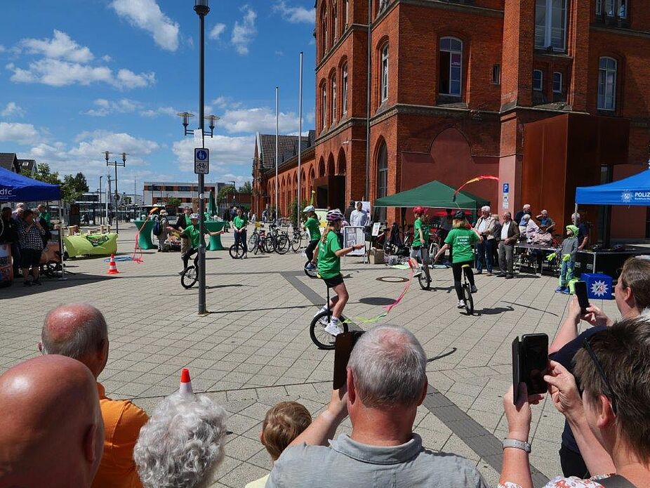 30 Jahre ADFC in Lippe - Einrad-Vorführung des TUS Eichholz-Remmighausen / Detmold 30 Jahre ADFC in Lippe - Einrad-Vorführung des TUS Eichholz-Remmighausen / Detmold