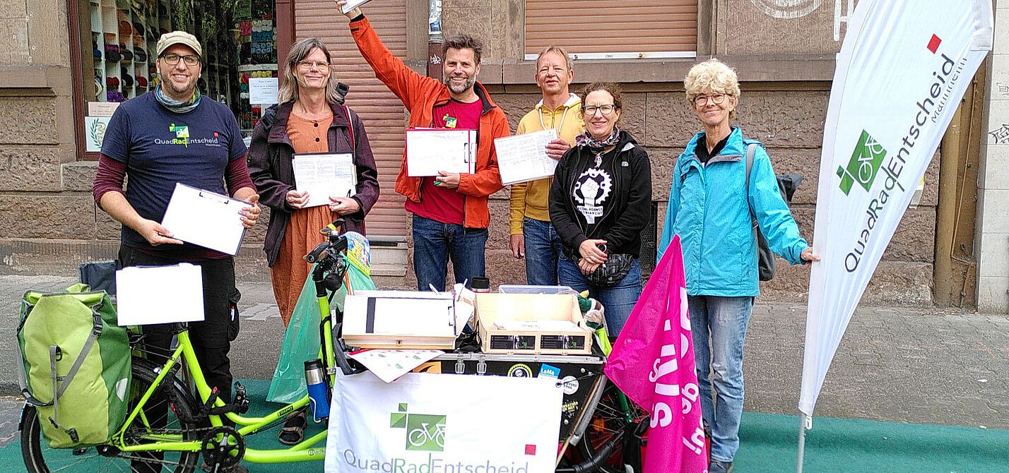Das Quadradentscheid Team sammelt Unterschriften für das Bürgerbegehren