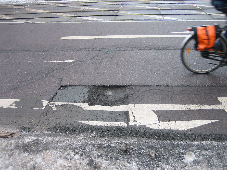 Schlagloch auf der Straße. Schlagloch auf der Straße.