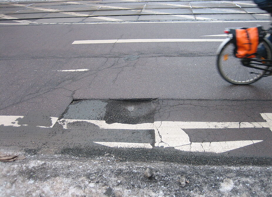 Schlagloch auf der Straße. Schlagloch auf der Straße.