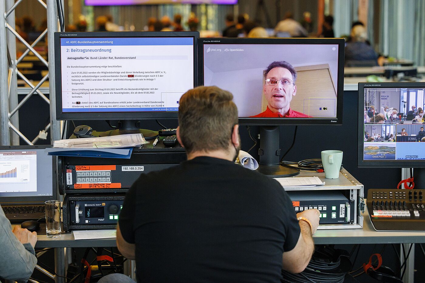 Aus der ganzen Republik wurden Redebeiträge der digital teilnehmenden Delegierten hinzugeschaltet. Aus der ganzen Republik wurden Redebeiträge der digital teilnehmenden Delegierten hinzugeschaltet.