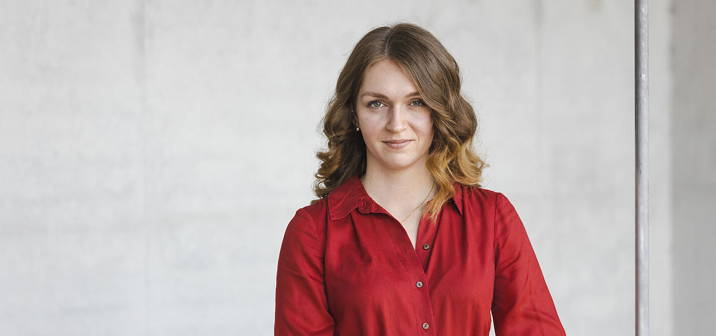 Die ADFC-Bundesvorsitzende Rebecca Peters. Portrait von der ADFC-Bundesvorsitzenden Rebecca Peters vor grauem Hintergrund.
