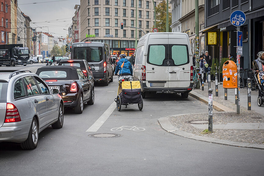 Radfahren in der Stadt: blockierter Radweg Radfahren in der Stadt: blockierter Radweg